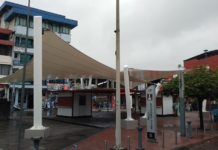 La reciente remodelación de la Plaza Álvaro Valladares, conocida popularmente como la Plaza Roja, ha generado una ola de críticas entre la ciudadanía, que ha expresado su inconformidad a través de redes sociales y medios locales. El principal reclamo apunta a que la obra ha alterado radicalmente el carácter histórico y cultural de este espacio público, dándole un enfoque predominantemente comercial.