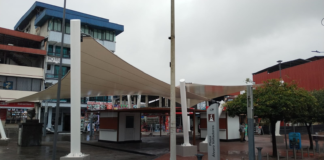 La reciente remodelación de la Plaza Álvaro Valladares, conocida popularmente como la Plaza Roja, ha generado una ola de críticas entre la ciudadanía, que ha expresado su inconformidad a través de redes sociales y medios locales. El principal reclamo apunta a que la obra ha alterado radicalmente el carácter histórico y cultural de este espacio público, dándole un enfoque predominantemente comercial.
