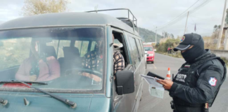Operativos ejecutados este fin de semana, en distintos sectores de Riobamba evidenció la magnitud del problema, vehículos sin los permisos necesarios, conductores no autorizados y condiciones de circulación que ponen en riesgo la vida de los ciudadanos.