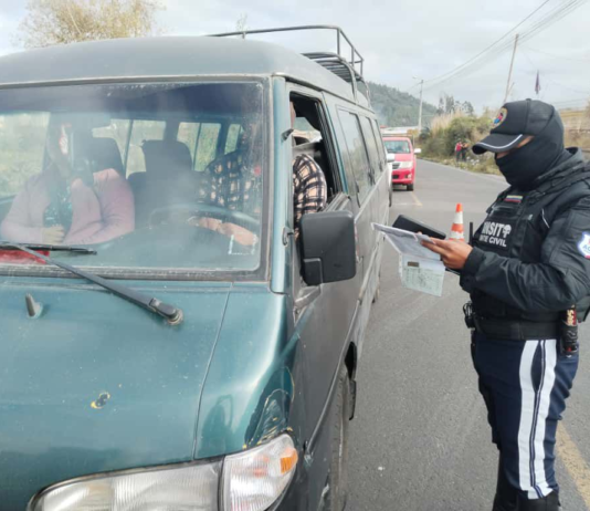 Operativos ejecutados este fin de semana, en distintos sectores de Riobamba evidenció la magnitud del problema, vehículos sin los permisos necesarios, conductores no autorizados y condiciones de circulación que ponen en riesgo la vida de los ciudadanos.