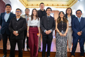 En una ceremonia formal realizada en el salón José María Román, se llevó a cabo la posesión oficial de las nuevas dignidades de los Consejos Consultivos Intergeneracionales y por Enfoque, integrados por niños, niñas, adolescentes, jóvenes, personas adultas mayores, así como representantes de grupos de atención prioritaria como pueblos y nacionalidades, género, discapacidad y movilidad humana.