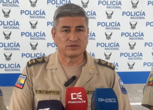 La noche del 21 de julio de 2025, el barrio Las Américas, en las cercanías de la ciudad de Puyo, fue escenario de una violenta balacera que alarmó a sus habitantes. El hecho fue atribuido por la Policía Nacional a un enfrentamiento entre presuntos integrantes de las bandas criminales Los Lobos y Los Choneros, quienes disputan el control territorial para actividades ilícitas como el microtráfico y la extorsión.