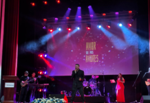 El pasado 24 de julio, el Teatro León se llenó de nostalgia, emoción y arte con el concierto “Amor de mis amores”, una velada dedicada a los sentimientos, los recuerdos y el romance. El evento, que inició a las 19H00, tuvo como figura central al cantante Will Erivoza, quien conquistó al público con su interpretación de canciones románticas clásicas y melodías contemporáneas.