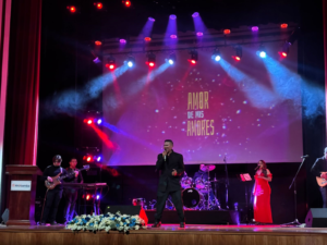 El pasado 24 de julio, el Teatro León se llenó de nostalgia, emoción y arte con el concierto “Amor de mis amores”, una velada dedicada a los sentimientos, los recuerdos y el romance. El evento, que inició a las 19H00, tuvo como figura central al cantante Will Erivoza, quien conquistó al público con su interpretación de canciones románticas clásicas y melodías contemporáneas.