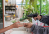 La vida de una familia riobambeña cambió cuando su participación en actividades políticas locales los convirtió en blanco de un grupo delictivo armado. Desde 2021, han enfrentado una cadena de amenazas, agresiones, extorsiones e incluso un intento de secuestro, que finalmente los obligó a abandonar su hogar y buscar refugio en otra provincia del país.