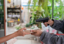 La vida de una familia riobambeña cambió cuando su participación en actividades políticas locales los convirtió en blanco de un grupo delictivo armado. Desde 2021, han enfrentado una cadena de amenazas, agresiones, extorsiones e incluso un intento de secuestro, que finalmente los obligó a abandonar su hogar y buscar refugio en otra provincia del país.