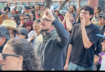 En rechazo a las recientes medidas anunciadas por el Gobierno Nacional, decenas de artistas, gestores y trabajadores del ámbito cultural se concentraron la tarde del viernes frente a la sede del Ministerio de Cultura y Patrimonio, en el norte de Quito, para manifestar su desacuerdo con la fusión de ministerios y el despido de miles de servidores públicos.