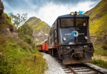 Durante años la estación del tren en Alausí se quedó inmóvil, la ruta hacia la Nariz del Diablo se volvió un recuerdo, y con ella, se apagaron historias de viaje y trabajo. Ese eco de la maquinaria haciendo su paso volvió a escucharse, el tren regresó, y con él, la vida volvió a recorrer los rieles que atraviesan el corazón de esta histórica ciudad andina.