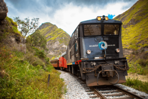 Durante años la estación del tren en Alausí se quedó inmóvil, la ruta hacia la Nariz del Diablo se volvió un recuerdo, y con ella, se apagaron historias de viaje y trabajo. Ese eco de la maquinaria haciendo su paso volvió a escucharse, el tren regresó, y con él, la vida volvió a recorrer los rieles que atraviesan el corazón de esta histórica ciudad andina.