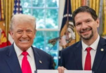 El nuevo embajador de Ecuador en Estados Unidos, Pablo Zambrano, presentó oficialmente sus cartas credenciales al presidente estadounidense Donald J. Trump, en una ceremonia protocolar que marca el inicio formal de su misión diplomática en Washington D.C.