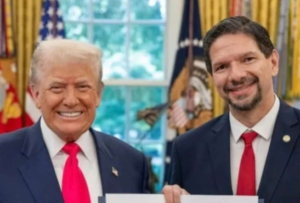 El nuevo embajador de Ecuador en Estados Unidos, Pablo Zambrano, presentó oficialmente sus cartas credenciales al presidente estadounidense Donald J. Trump, en una ceremonia protocolar que marca el inicio formal de su misión diplomática en Washington D.C.