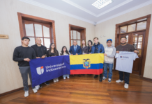 La Universidad Indoamérica continúa proyectando el talento de sus estudiantes a escenarios globales. Saúl Lara Paredes, canciller de la institución, despidió con orgullo a los estudiantes de la carrera de Arquitectura que representarán a la universidad en dos experiencias internacionales de gran relevancia: un semestre académico en Brasil y un prestigioso festival en la República Checa.