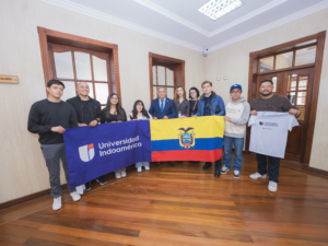 La Universidad Indoamérica continúa proyectando el talento de sus estudiantes a escenarios globales. Saúl Lara Paredes, canciller de la institución, despidió con orgullo a los estudiantes de la carrera de Arquitectura que representarán a la universidad en dos experiencias internacionales de gran relevancia: un semestre académico en Brasil y un prestigioso festival en la República Checa.