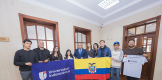 La Universidad Indoamérica continúa proyectando el talento de sus estudiantes a escenarios globales. Saúl Lara Paredes, canciller de la institución, despidió con orgullo a los estudiantes de la carrera de Arquitectura que representarán a la universidad en dos experiencias internacionales de gran relevancia: un semestre académico en Brasil y un prestigioso festival en la República Checa.