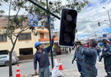 Con el objetivo de fortalecer la seguridad vial y mejorar la fluidez del tránsito en puntos estratégicos de la ciudad, el Municipio de Riobamba, a través de la Dirección de Movilidad, ha iniciado la modernización del sistema semafórico en dos importantes intersecciones: avenida Pedro Vicente Maldonado y Monseñor Leonidas Proaño, así como avenida Lizarzabur y Monseñor Leonidas Proaño.