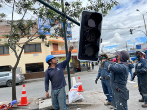 Con el objetivo de fortalecer la seguridad vial y mejorar la fluidez del tránsito en puntos estratégicos de la ciudad, el Municipio de Riobamba, a través de la Dirección de Movilidad, ha iniciado la modernización del sistema semafórico en dos importantes intersecciones: avenida Pedro Vicente Maldonado y Monseñor Leonidas Proaño, así como avenida Lizarzabur y Monseñor Leonidas Proaño.