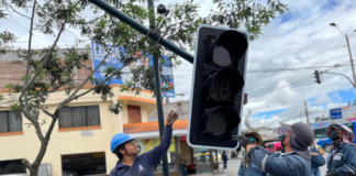Con el objetivo de fortalecer la seguridad vial y mejorar la fluidez del tránsito en puntos estratégicos de la ciudad, el Municipio de Riobamba, a través de la Dirección de Movilidad, ha iniciado la modernización del sistema semafórico en dos importantes intersecciones: avenida Pedro Vicente Maldonado y Monseñor Leonidas Proaño, así como avenida Lizarzabur y Monseñor Leonidas Proaño.