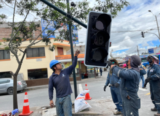 Con el objetivo de fortalecer la seguridad vial y mejorar la fluidez del tránsito en puntos estratégicos de la ciudad, el Municipio de Riobamba, a través de la Dirección de Movilidad, ha iniciado la modernización del sistema semafórico en dos importantes intersecciones: avenida Pedro Vicente Maldonado y Monseñor Leonidas Proaño, así como avenida Lizarzabur y Monseñor Leonidas Proaño.