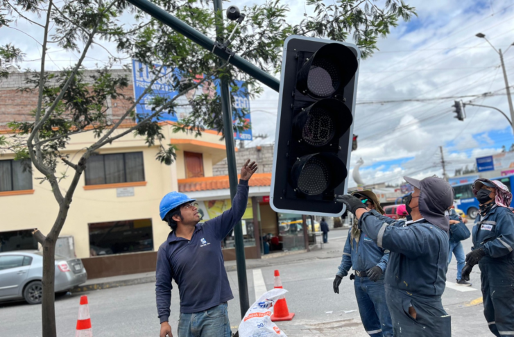 Con el objetivo de fortalecer la seguridad vial y mejorar la fluidez del tránsito en puntos estratégicos de la ciudad, el Municipio de Riobamba, a través de la Dirección de Movilidad, ha iniciado la modernización del sistema semafórico en dos importantes intersecciones: avenida Pedro Vicente Maldonado y Monseñor Leonidas Proaño, así como avenida Lizarzabur y Monseñor Leonidas Proaño.