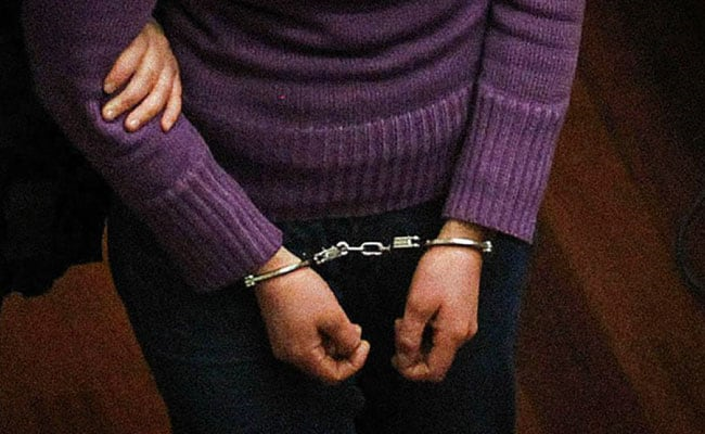 La sala del Tribunal de Garantías Penales se convirtió en el escenario de una sentencia contra el crimen organizado, en el cantón Colta. Jenny Graciela B. C., implicada en un secuestro fue condenada a cinco años de prisión por su participación en el delito. Este veredicto, aunque significativo, no hace más que arrojar una luz sobre la persistente ola de violencia que sigue azotando a las regiones rurales de Ecuador.