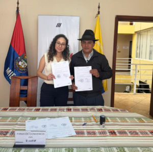 En los cantones de Riobamba, Alausí, Guamote, Guano, Colta y Penipe, cerca de 1,000 adultos mayores en situación vulnerable comenzarán a recibir atención integral gracias a la firma de diez convenios de cooperación entre el Ministerio de Inclusión Económica y Social (MIES), gobiernos autónomos descentralizados y organizaciones comunitarias.