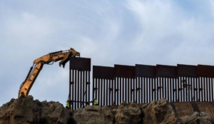 Estados Unidos ha iniciado una nueva fase en la construcción del muro fronterizo con México, esta vez en el desierto de Santa Teresa, entre Nuevo México y Ciudad Juárez, Chihuahua. La obra forma parte del llamado refuerzo fronterizo que fue suspendido en 2021 durante la presidencia de Joe Biden.