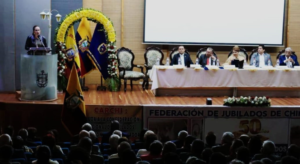 El 18 de julio en Riobamba, la Confederación Nacional de Jubilados, Pensionistas y Montepío del Ecuador (CNJE) celebró su quincuagésimo aniversario reafirmando su compromiso con la defensa de los derechos de los adultos mayores. La sesión solemne, que reunió delegados y dirigentes, tuvo como protagonista a una generación que exige reconocimiento, respeto y mejoras concretas en su calidad de vida.