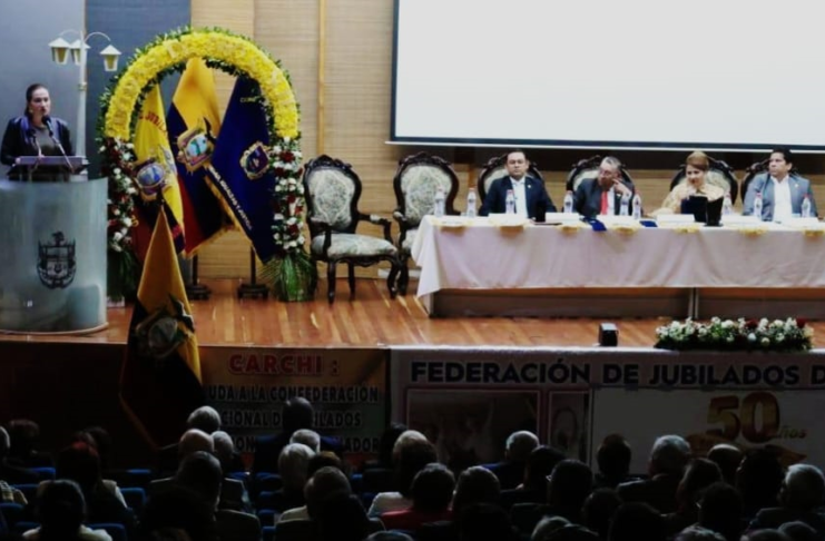 El 18 de julio en Riobamba, la Confederación Nacional de Jubilados, Pensionistas y Montepío del Ecuador (CNJE) celebró su quincuagésimo aniversario reafirmando su compromiso con la defensa de los derechos de los adultos mayores. La sesión solemne, que reunió delegados y dirigentes, tuvo como protagonista a una generación que exige reconocimiento, respeto y mejoras concretas en su calidad de vida.