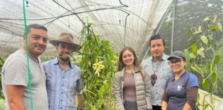 El gobernador de Morona Santiago, William Gómez, acompañó a la directora general del Instituto Nacional de Economía Popular y Solidaria (IEPS), Arianna Burgos, durante su visita oficial a la provincia, en el marco de una agenda orientada a fortalecer la producción local y dinamizar la economía popular y solidaria (EPS).