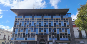La Empresa Eléctrica de Riobamba S.A. (EERSA) emitió un comunicado oficial dirigido a la ciudadanía, en el que explica los motivos detrás del proceso de desvinculación de personal ejecutado en los últimos días. La institución aseguró que dichas acciones responden exclusivamente a disposiciones del Gobierno Central y no a decisiones autónomas de la gerencia.