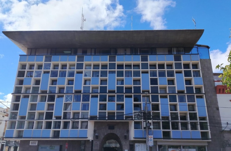 La Empresa Eléctrica de Riobamba S.A. (EERSA) emitió un comunicado oficial dirigido a la ciudadanía, en el que explica los motivos detrás del proceso de desvinculación de personal ejecutado en los últimos días. La institución aseguró que dichas acciones responden exclusivamente a disposiciones del Gobierno Central y no a decisiones autónomas de la gerencia.