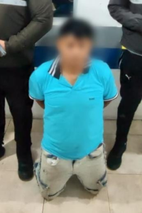 La Policía Nacional del Ecuador, a través del Distrito Chillanes, informó sobre la aprehensión de un ciudadano por presunta tenencia ilegal de sustancias sujetas a fiscalización. El hecho se registró el jueves 3 de julio de 2025, alrededor de las 18h00, durante un operativo móvil de control y prevención del delito ejecutado en el sector Santa Rosa de Agua Clara, cantón Chillanes, provincia de Bolívar.