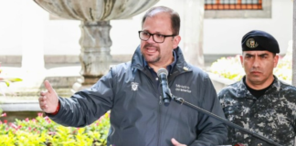 John Reimberg, ministro del Interior, ratificó que las acciones en las agencias de tránsito continuarán, como en la de Durán, que está en curso. De ahí que las operaciones en la localidad de Guayas se mantendrán por 30 días. La Policía estará en el sitio de forma indefinida.