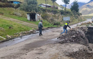 La mañana del 5 de julio, el Ministerio de Transporte y Obras Públicas (MTOP) informó que fue habilitado un carril para vehículos livianos en la vía Riobamba - Macas, específicamente en el sector de Atillo, zona que resultó severamente afectada por las intensas lluvias registradas en las últimas semanas.