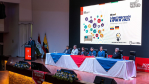 El auditorio institucional Dr. Romeo Rodríguez Cárdenas de la Escuela Superior Politécnica de Chimborazo (ESPOCH) fue escenario del primer Foro AdmiEmprende 2025, un espacio académico que reunió a expertos nacionales, docentes y estudiantes para reflexionar sobre temas clave como economía circular, sostenibilidad, responsabilidad social y emprendimiento.