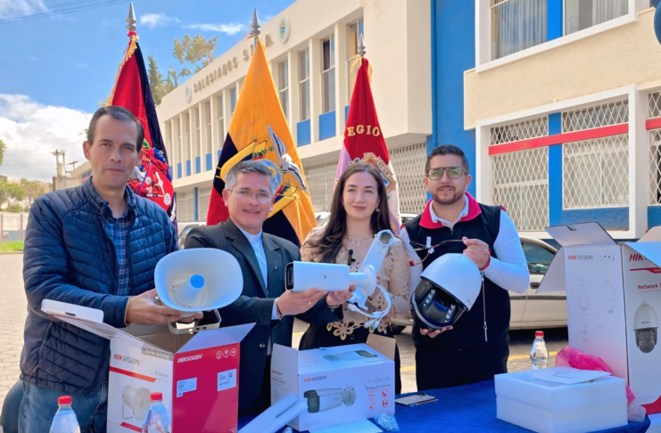 En una muestra concreta de articulación entre educación y seguridad, el ECU 911 Riobamba fortaleció este 7 de julio su red tecnológica gracias a la donación de un sistema avanzado de videovigilancia, entregado por la Unidad Educativa Santo Tomás Apóstol (STAR).