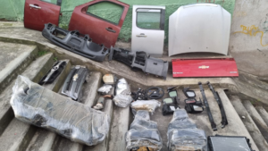 Una organización criminal dedicada al robo y desmantelamiento de camionetas fue desarticulada este 8 de julio, tras una investigación de tres meses en Quito, que reveló un sofisticado esquema para comercializar autopartes a través de redes sociales y entregas vía courier a diversas provincias, incluyendo Chimborazo.