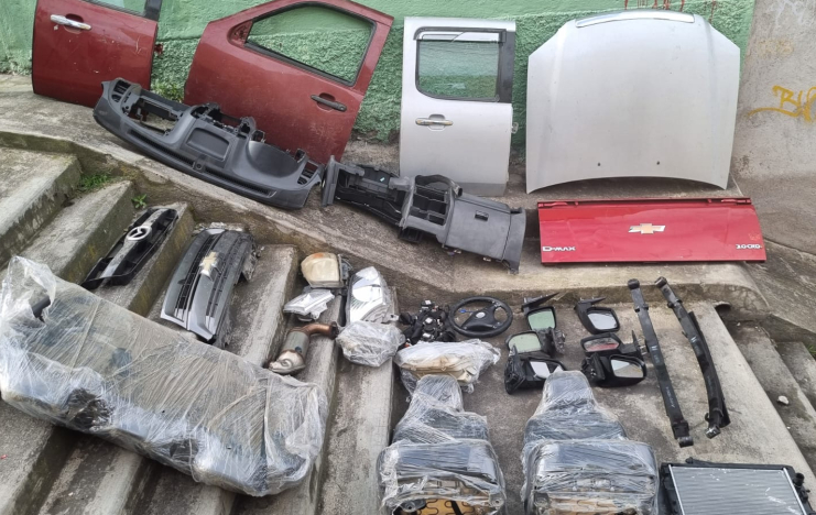 Una organización criminal dedicada al robo y desmantelamiento de camionetas fue desarticulada este 8 de julio, tras una investigación de tres meses en Quito, que reveló un sofisticado esquema para comercializar autopartes a través de redes sociales y entregas vía courier a diversas provincias, incluyendo Chimborazo.