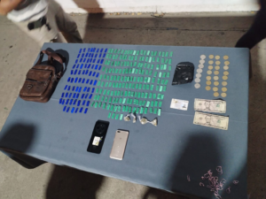 La Policía Nacional desmanteló una red de distribución de drogas el 23 de julio, en tres provincias, con operativos simultáneos en San Luis (Riobamba), La Libertad (Quito) y Rocafuerte (Machala). Cuatro personas, incluido un menor de edad, fueron detenidas.