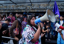 En una respuesta rápida y contundente, más de 500 colectivos feministas en Ecuador se han declarado en “resistencia” y han iniciado una serie de marchas y manifestaciones a nivel nacional. El motivo, la reciente decisión del Gobierno de fusionar el Ministerio de la Mujer y Derechos Humanos con el Ministerio de Gobierno, una medida que las organizaciones consideran un paso atrás en la defensa de los derechos de las mujeres.