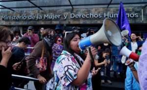 En una respuesta rápida y contundente, más de 500 colectivos feministas en Ecuador se han declarado en “resistencia” y han iniciado una serie de marchas y manifestaciones a nivel nacional. El motivo, la reciente decisión del Gobierno de fusionar el Ministerio de la Mujer y Derechos Humanos con el Ministerio de Gobierno, una medida que las organizaciones consideran un paso atrás en la defensa de los derechos de las mujeres.