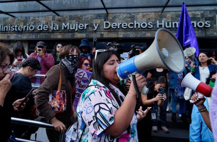 En una respuesta rápida y contundente, más de 500 colectivos feministas en Ecuador se han declarado en “resistencia” y han iniciado una serie de marchas y manifestaciones a nivel nacional. El motivo, la reciente decisión del Gobierno de fusionar el Ministerio de la Mujer y Derechos Humanos con el Ministerio de Gobierno, una medida que las organizaciones consideran un paso atrás en la defensa de los derechos de las mujeres.