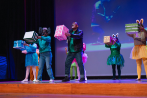 Con una ceremonia llena de color, música y sonrisas, el Municipio de Riobamba, a través de la Dirección de Desarrollo Social, celebró la clausura del año lectivo 2024–2025 de los Centros de Desarrollo Infantil “Wawa Wasi”.