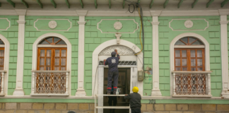 El Centro de Salud Tipo B del GADM Riobamba ha iniciado un proceso de mejoras que busca optimizar sus instalaciones, servicios y atención al usuario. Las obras, abren también la puerta a una discusión más profunda: ¿Basta con renovar la pintura y calibrar equipos para garantizar un servicio de salud verdaderamente digno?
