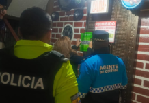 Una serie de operativos ejecutados por la Policía Nacional y la Comisaría Municipal dejó como resultado la clausura de cuatro establecimientos comerciales en los alrededores de la Universidad Nacional de Chimborazo (UNACH) y la aprehensión de un ciudadano por tenencia de droga en el Terminal Terrestre de Riobamba.