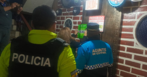 Una serie de operativos ejecutados por la Policía Nacional y la Comisaría Municipal dejó como resultado la clausura de cuatro establecimientos comerciales en los alrededores de la Universidad Nacional de Chimborazo (UNACH) y la aprehensión de un ciudadano por tenencia de droga en el Terminal Terrestre de Riobamba.