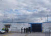 Los cuatro sospechosos del intento de asesinato de los hermanos Salcedo, ocurrido el 24 de junio de 2025, han sido trasladados a la prisión de máxima seguridad La Roca en Guayaquil. Este cambio, que responde a la gravedad del ataque dentro del Centro de Rehabilitación Social de Riobamba, ha desatado nuevas interrogantes sobre la seguridad en las cárceles del país. 