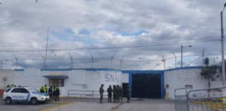 Los cuatro sospechosos del intento de asesinato de los hermanos Salcedo, ocurrido el 24 de junio de 2025, han sido trasladados a la prisión de máxima seguridad La Roca en Guayaquil. Este cambio, que responde a la gravedad del ataque dentro del Centro de Rehabilitación Social de Riobamba, ha desatado nuevas interrogantes sobre la seguridad en las cárceles del país. 