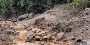 El Ministerio de Transporte y Obras Públicas (MTOP) informó este 15 de julio, que la vía E-20, en el tramo Papallacta – Baeza, continúa cerrada debido a la inestabilidad del terreno y los constantes deslizamientos de tierra que se registran en la zona, representando un riesgo para los usuarios.