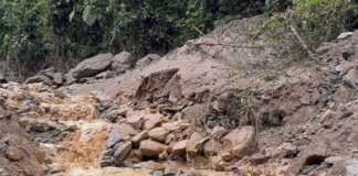 El Ministerio de Transporte y Obras Públicas (MTOP) informó este 15 de julio, que la vía E-20, en el tramo Papallacta – Baeza, continúa cerrada debido a la inestabilidad del terreno y los constantes deslizamientos de tierra que se registran en la zona, representando un riesgo para los usuarios.